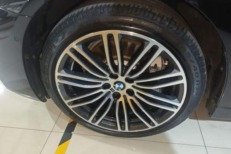 Used BMW 5 Series 2018 Restyled 530Li Leading Edition M Sport Package Exterior 4