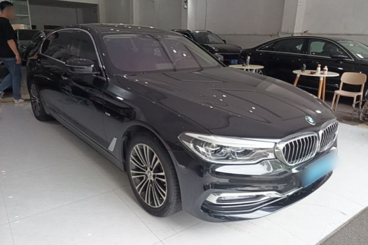 Used BMW 5 Series 2018 Facelifted 530Li Luxury Edition Premium Package Front Right 45 Deg