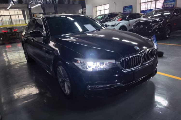 Used BMW 5 Series 2018 525Li Luxury Package Front Right 45 Deg