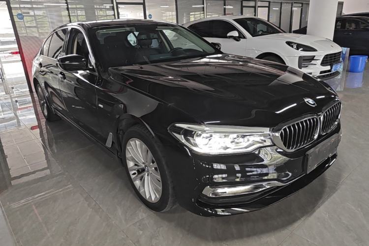 Used BMW 5 Series 2018 Facelifted 530Li xDrive Luxury Package Front Right 45 Deg