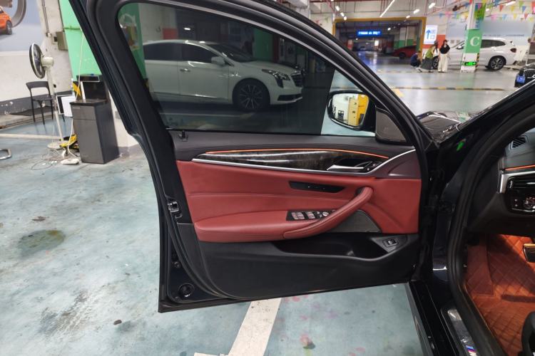 Used BMW 5 Series 2018 Restyled 530Li Luxury Edition M Sport Package Interior 2