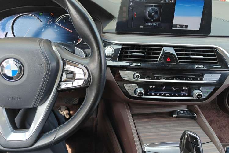 Used BMW 5 Series 2018 530Li xDrive Luxury Package Interior 2