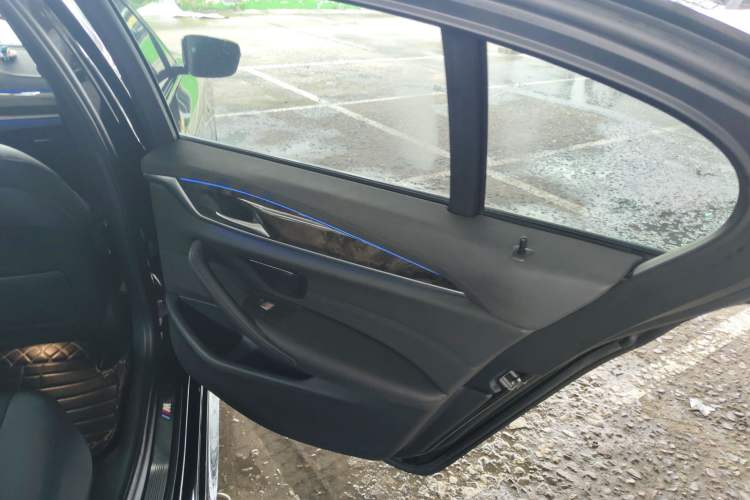 Used BMW 5 Series 2018 525Li M Sport Package Interior 3