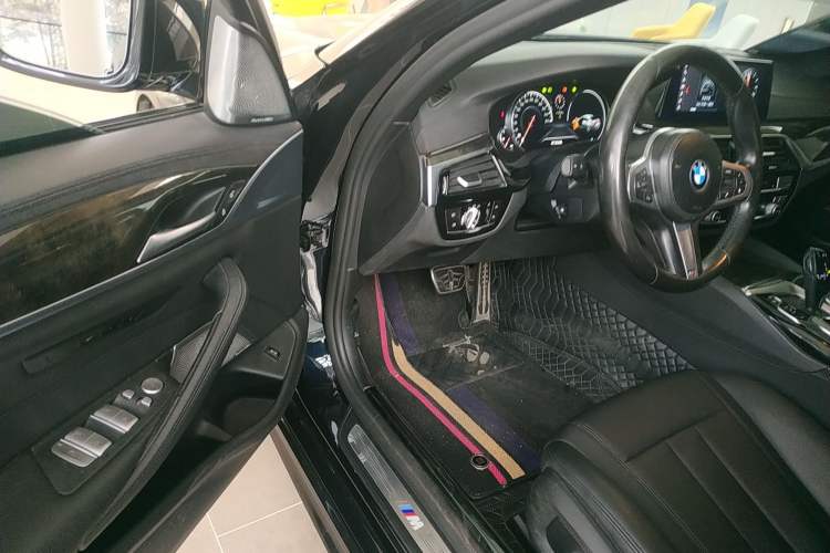 Used BMW 5 Series 2018 525Li M Sport Package Interior 3