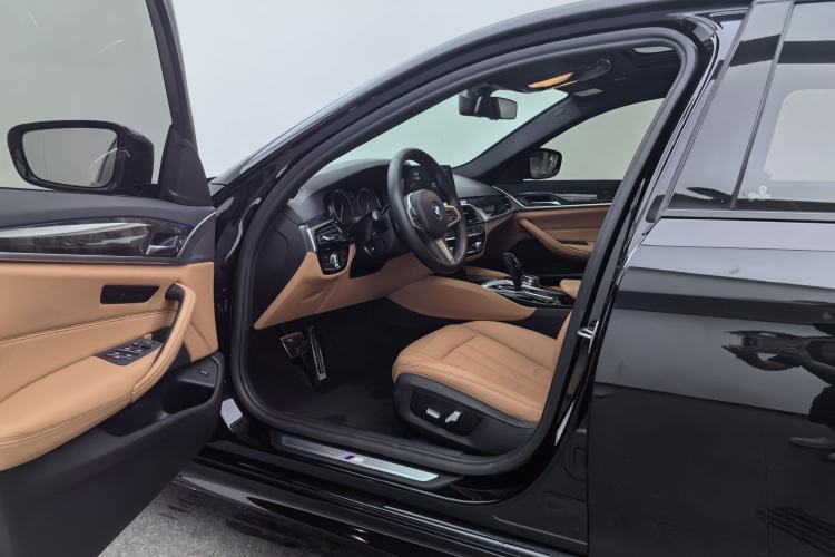 Used BMW 5 Series 2018 530Li Leading Model M Sport Package Interior 3