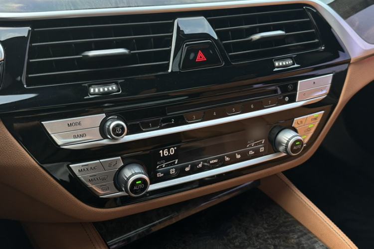 Used BMW 5 Series 2018 Restyled 530Li Luxury Edition M Sport Package Interior 4