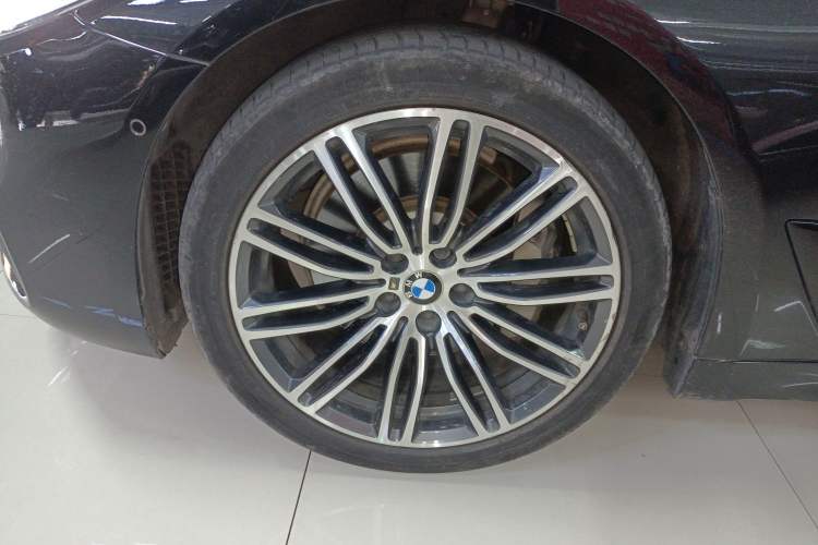 Used BMW 5 Series 2018 Restyled 530Li Leading Edition M Sport Package Left Front Wheel Hub