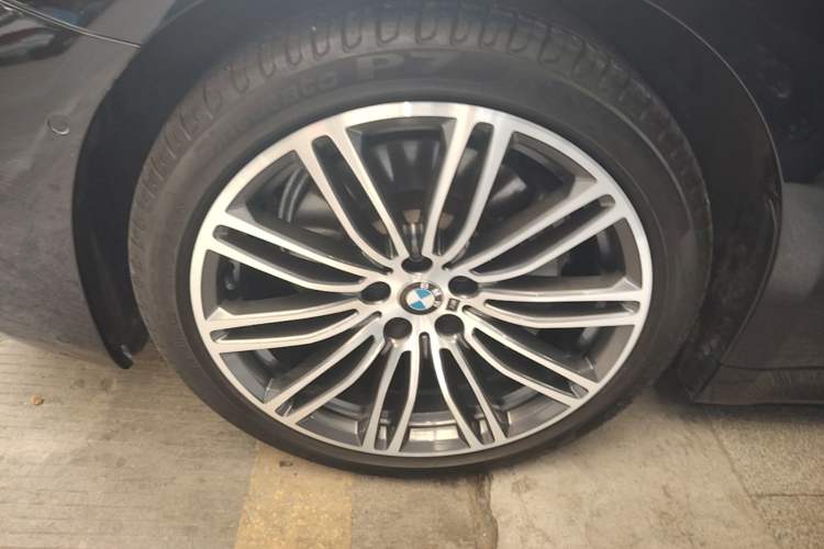 Used BMW 5 Series 2018 Restyled 530Li Leading Edition M Sport Package Left Front Wheel Hub