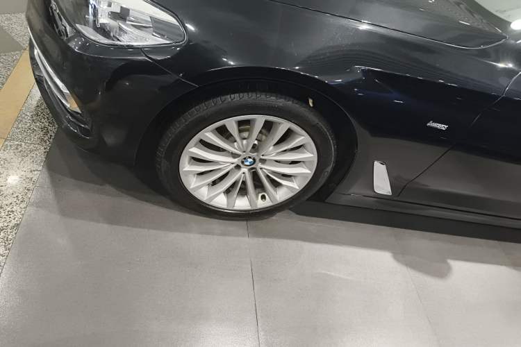 Used BMW 5 Series 2018 530Li xDrive Luxury Package Left Front Wheel Hub