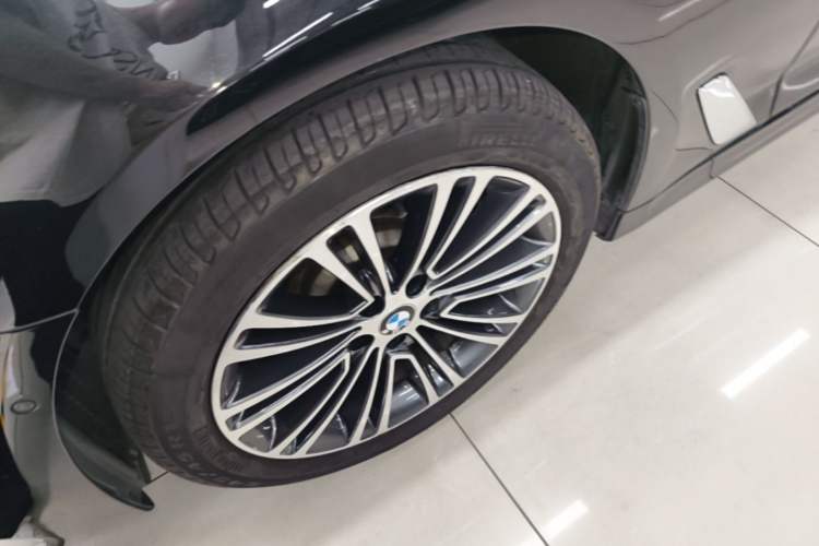 Used BMW 5 Series 2018 Facelifted 530Li Luxury Edition Premium Package Left Front Wheel Hub