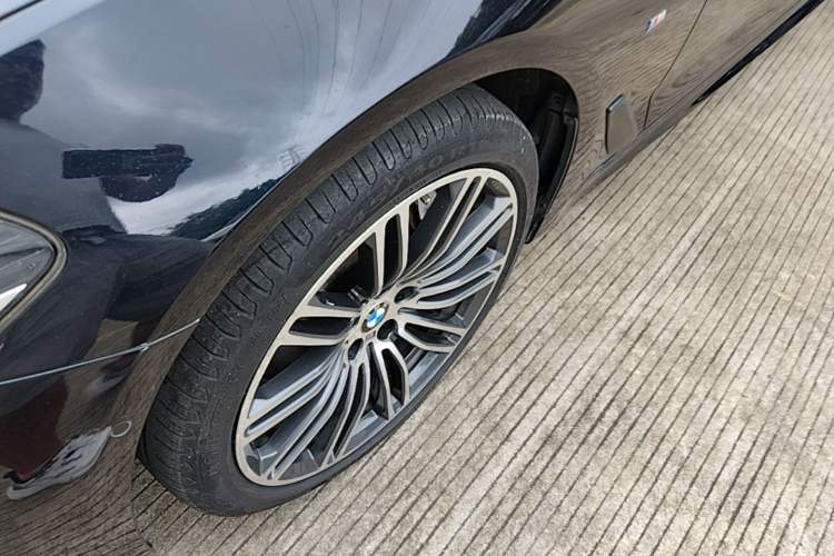 Used BMW 5 Series 2018 530Li Leading Model M Sport Package Left Front Wheel Hub