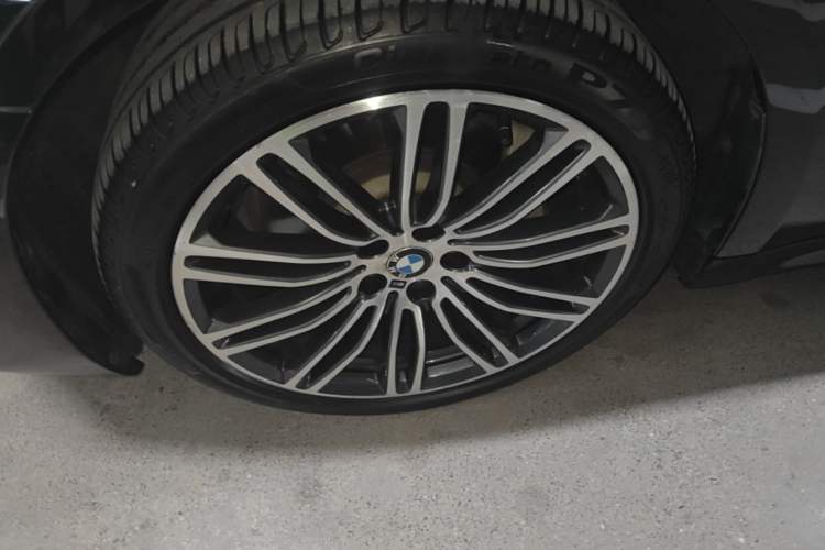 Used BMW 5 Series 2018 530Li xDrive M Sport Package Left Front Wheel Hub