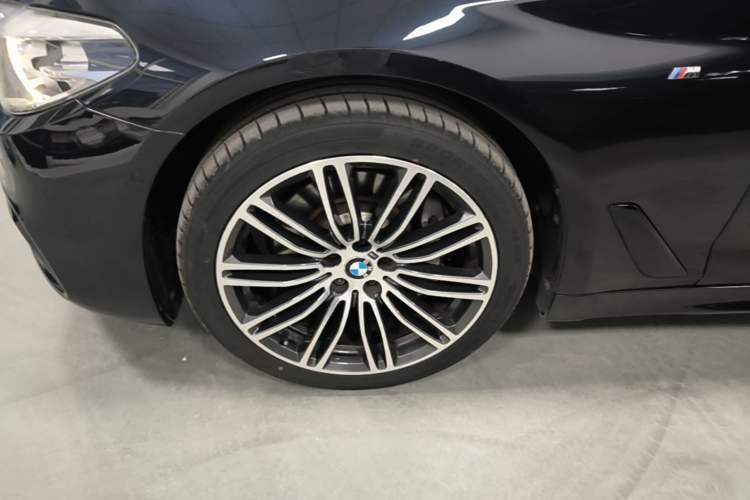 Used BMW 5 Series 2018 Restyled 530Li Leading Edition M Sport Package Left Front Wheel Hub