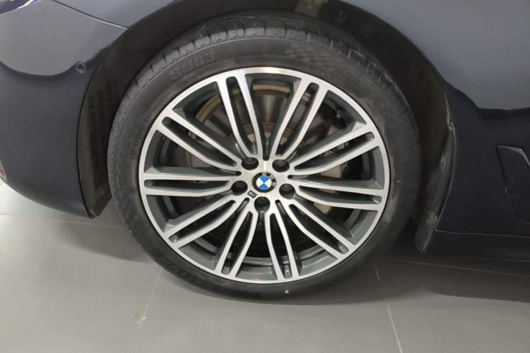 Used BMW 5 Series 2018 Restyled 530Li Leading Edition M Sport Package Left Front Wheel Hub