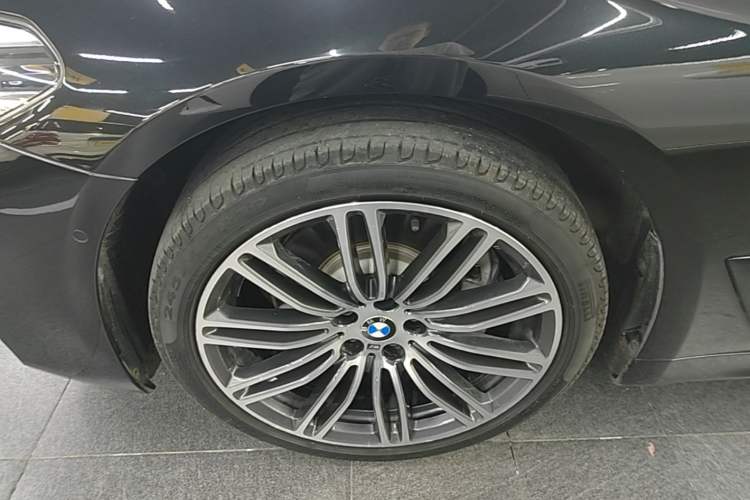 Used BMW 5 Series 2018 530Li Leading Model M Sport Package Left Front Wheel Hub