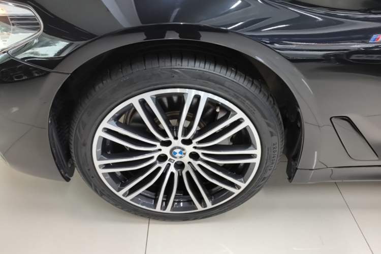 Used BMW 5 Series 2018 Restyled 530Li Leading Edition M Sport Package Left Front Wheel Hub