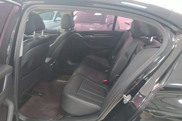 Used BMW 5 Series 2018 525Li Luxury Package Left Rear Seat