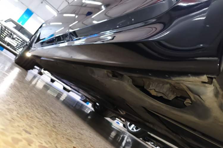 Used BMW 5 Series 2018 Restyled 530Li Luxury Edition M Sport Package Left Side Sill