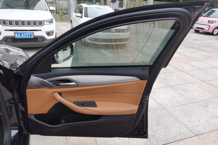 Used BMW 5 Series 2018 525i M Sport Package Right Front Door Interior