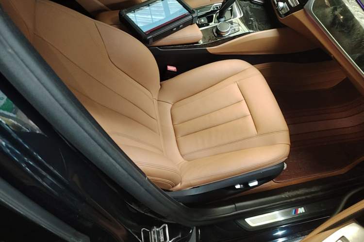 Used BMW 5 Series 2018 Restyled 530Li Leading Edition M Sport Package Right Front Seat