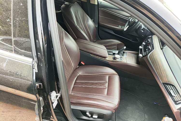 Used BMW 5 Series 2018 Facelifted 530Li xDrive Luxury Package Right Front Seat