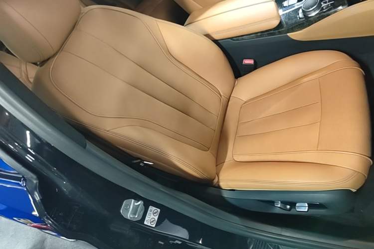 Used BMW 5 Series 2018 530Li Luxury Edition M Sport Package Right Front Seat