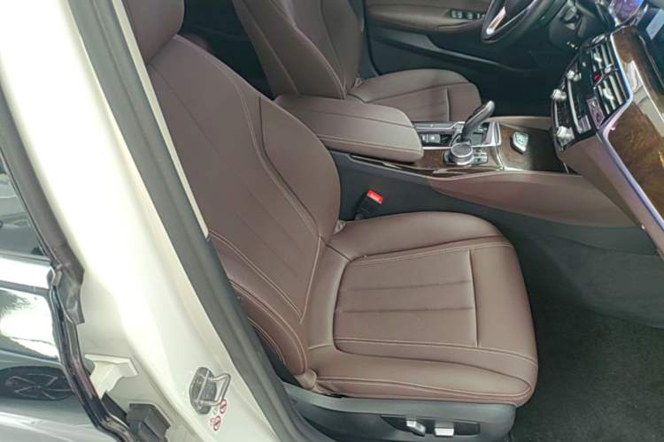 Used BMW 5 Series 2018 525Li Luxury Package Right Front Seat
