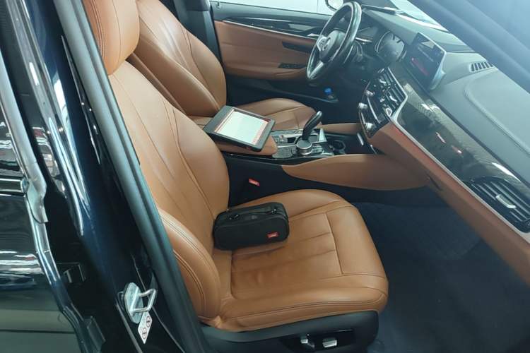 Used BMW 5 Series 2018 530Li Luxury Edition M Sport Package Right Front Seat
