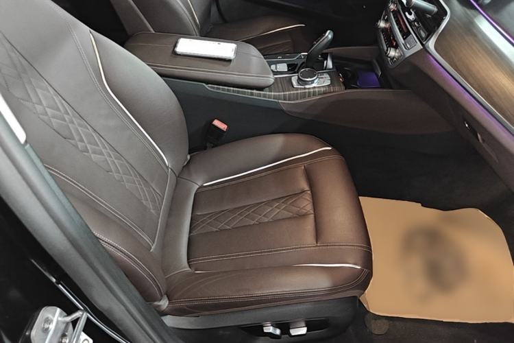 Used BMW 5 Series 2018 Facelifted 530Li xDrive Luxury Package Right Front Seat