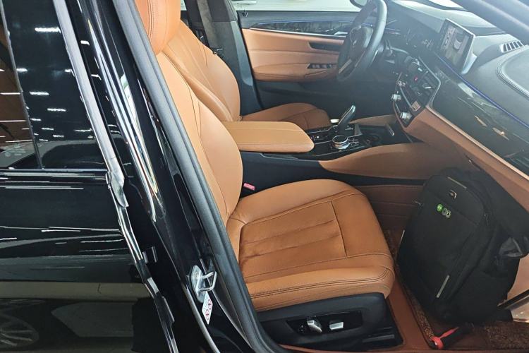 Used BMW 5 Series 2018 Restyled 530Li Luxury Edition M Sport Package Right Front Seat