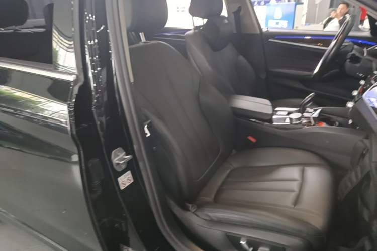 Used BMW 5 Series 2018 525Li Luxury Package Right Front Seat