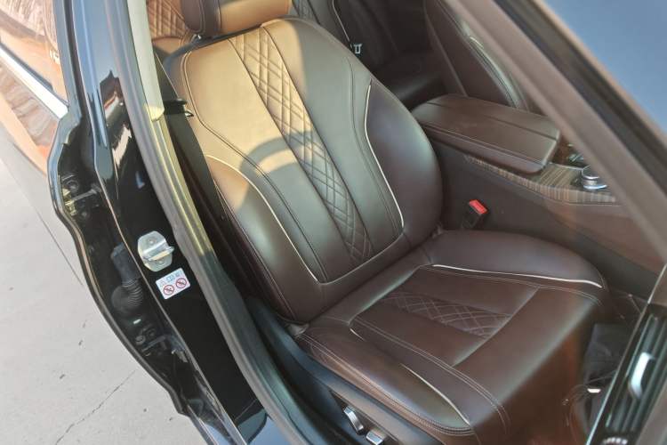 Used BMW 5 Series 2018 Facelifted 530Li xDrive Luxury Package Right Front Seat