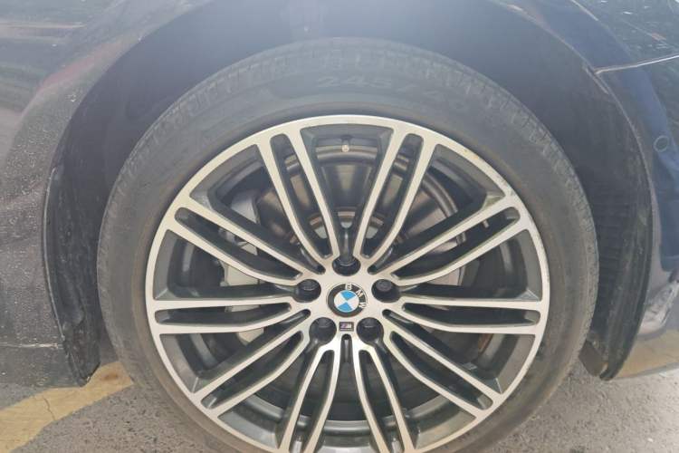Used BMW 5 Series 2018 Facelifted 530Li xDrive M Sport Package Right Front Wheel Hub
