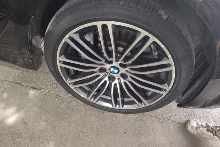 Used BMW 5 Series 2018 Restyled 530Li Leading Edition M Sport Package Right Front Wheel Hub