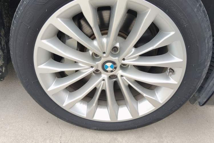 Used BMW 5 Series 2018 Revised Version 530Li Leading Edition Luxury Package Right Front Wheel Hub