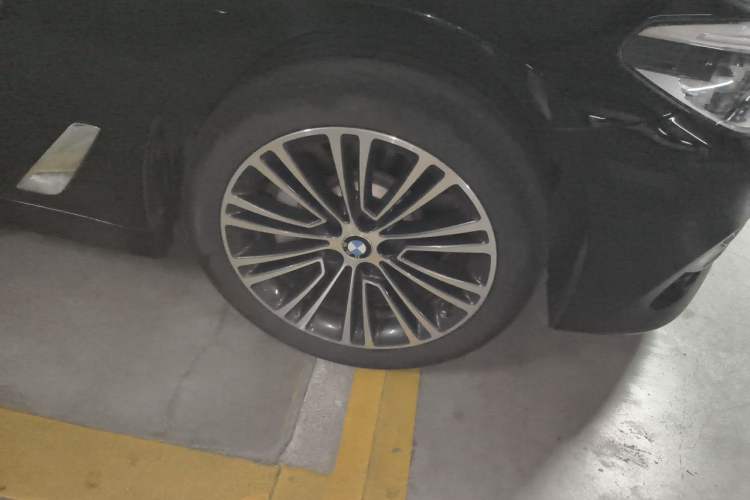 Used BMW 5 Series 2018 530Li Luxury Edition Premium Package Right Front Wheel Hub