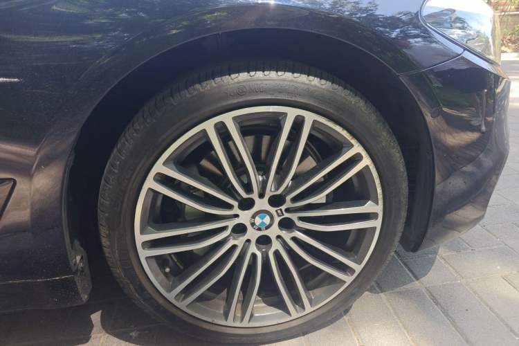 Used BMW 5 Series 2018 Restyled 530Li Leading Edition M Sport Package Right Front Wheel Hub