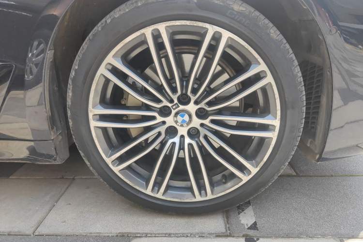 Used BMW 5 Series 2018 Restyled 530Li Leading Edition M Sport Package Right Front Wheel Hub