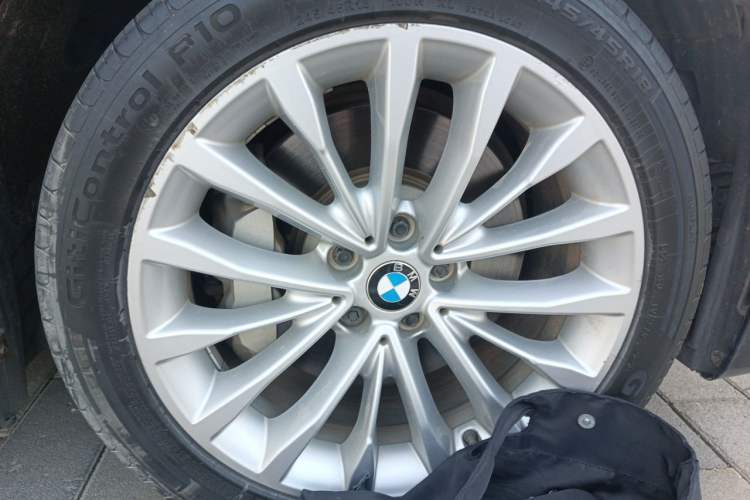 Used BMW 5 Series 2018 Revised Version 530Li Leading Edition Luxury Package Right Front Wheel Hub