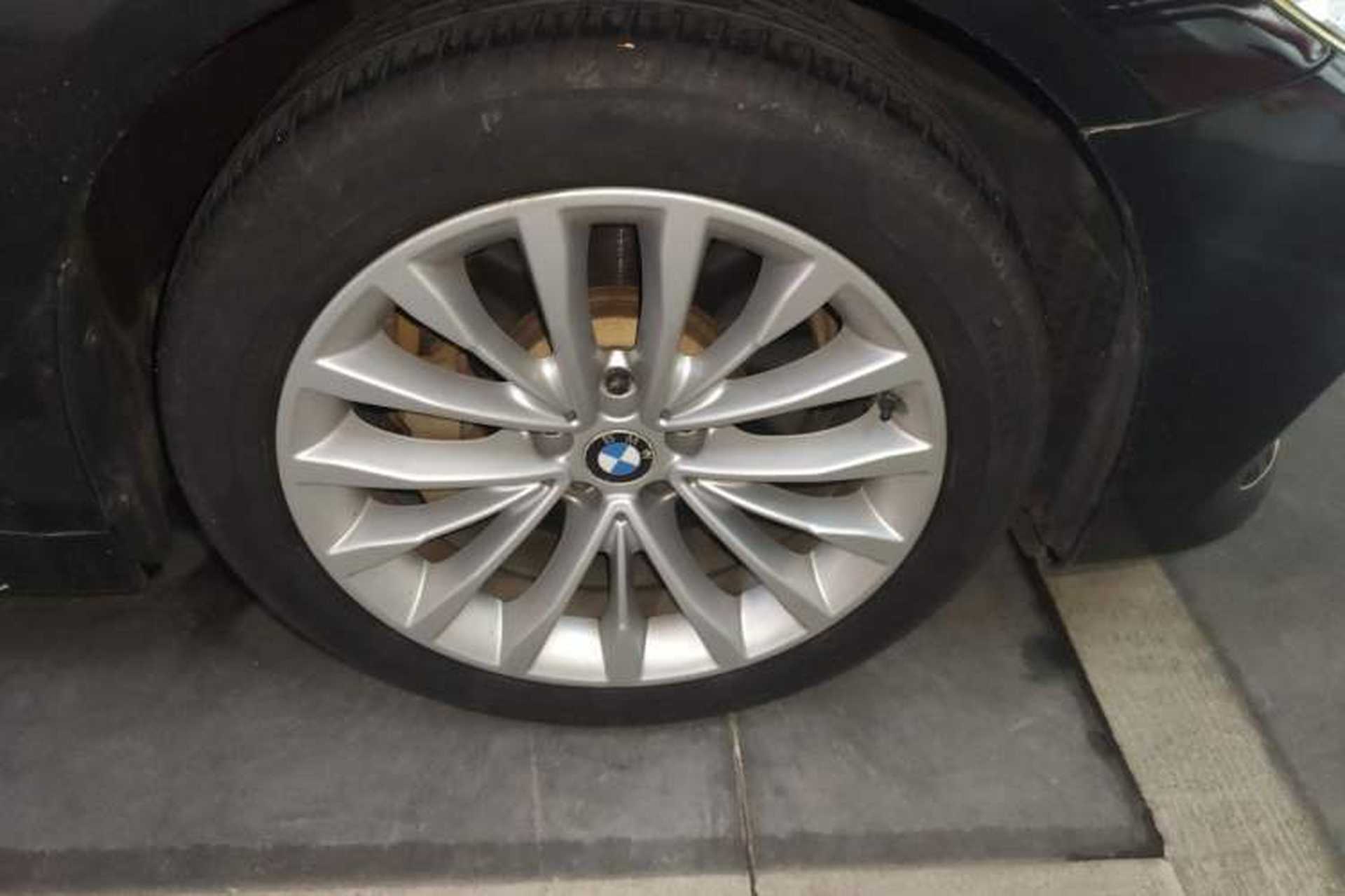 Used BMW 5 Series 2018 Revised Version 530Li Leading Edition Luxury Package Right Front Wheel Hub