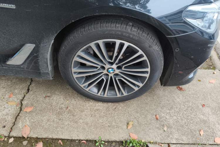 Used BMW 5 Series 2018 Facelifted 530Li Luxury Edition Premium Package Right Front Wheel Hub