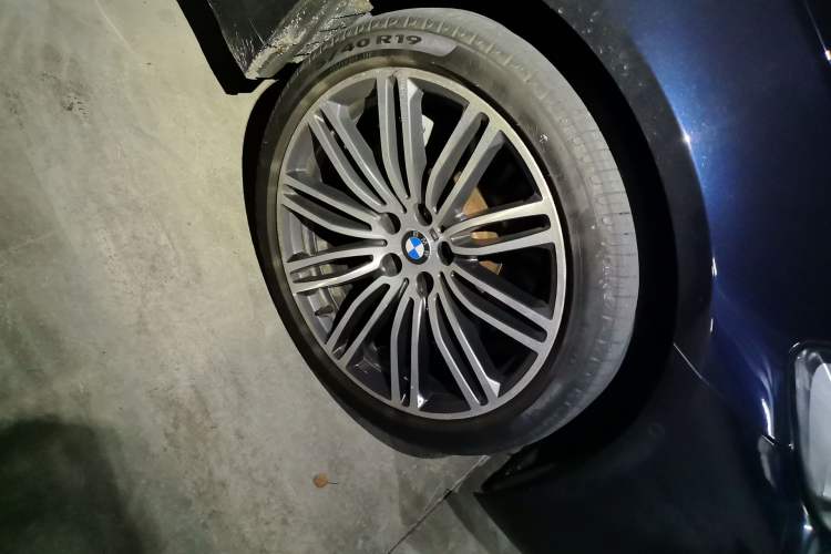 Used BMW 5 Series 2018 Restyled 530Li Leading Edition M Sport Package Right Front Wheel Hub
