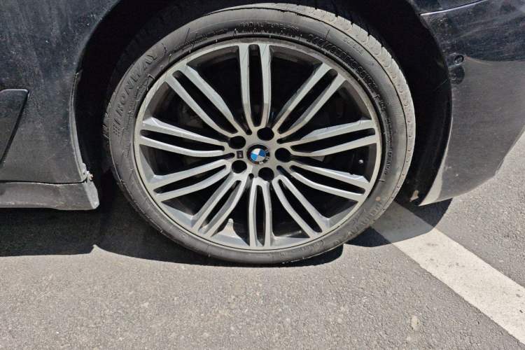 Used BMW 5 Series 2018 530Li xDrive M Sport Package Right Front Wheel Hub