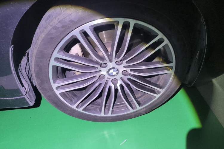 Used BMW 5 Series 2018 530Li Leading Model M Sport Package Right Front Wheel Hub