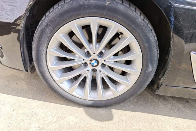 Used BMW 5 Series 2018 Revised Version 530Li Leading Edition Luxury Package Right Front Wheel Hub