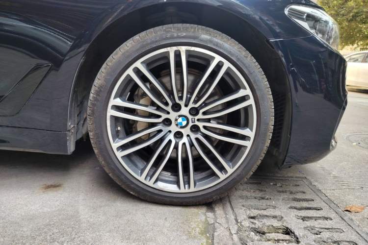 Used BMW 5 Series 2018 530Li Luxury Edition M Sport Package Right Front Wheel Hub