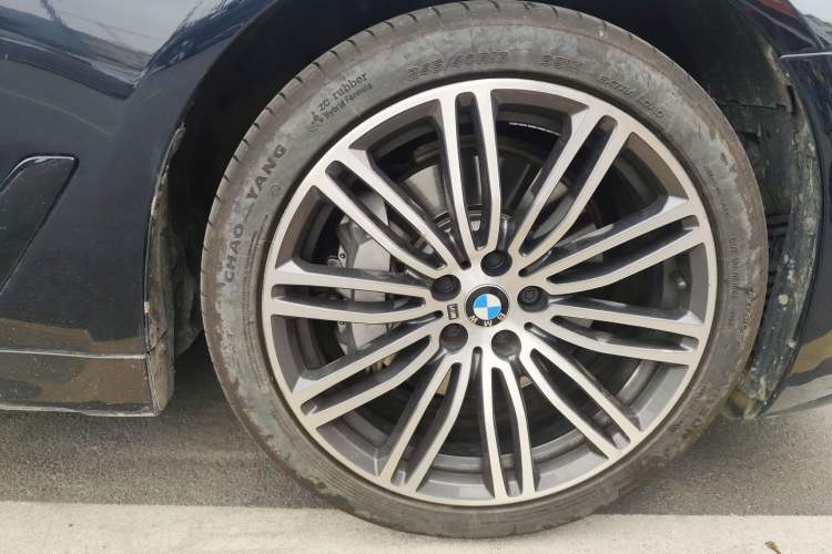 Used BMW 5 Series 2018 Restyled 530Li Luxury Edition M Sport Package Right Front Wheel Hub