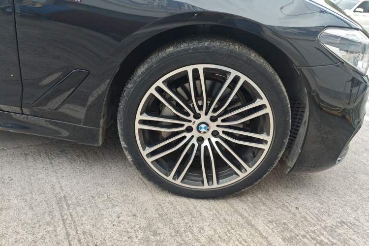 Used BMW 5 Series 2018 Restyled 530Li Leading Edition M Sport Package Right Front Wheel Hub
