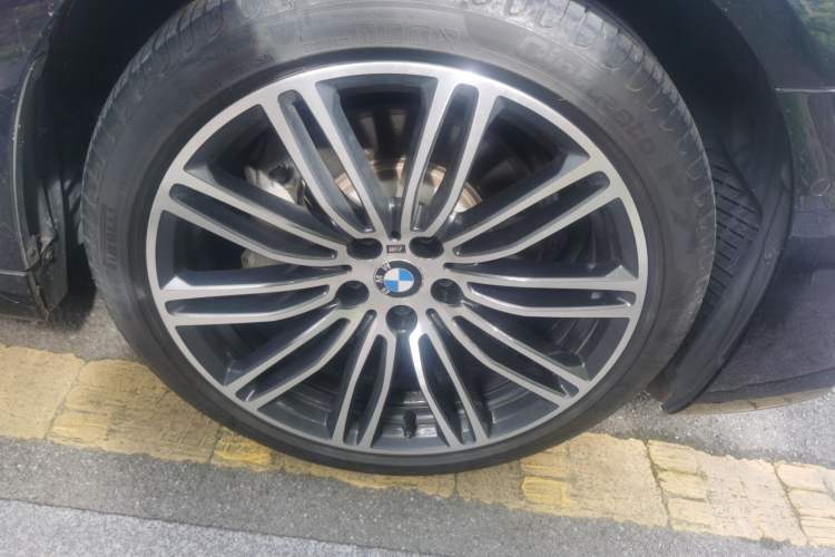Used BMW 5 Series 2018 Restyled 530Li Luxury Edition M Sport Package Right Front Wheel Hub