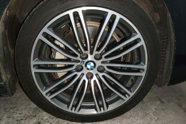 Used BMW 5 Series 2018 Restyled 530Li Luxury Edition M Sport Package Right Front Wheel Hub